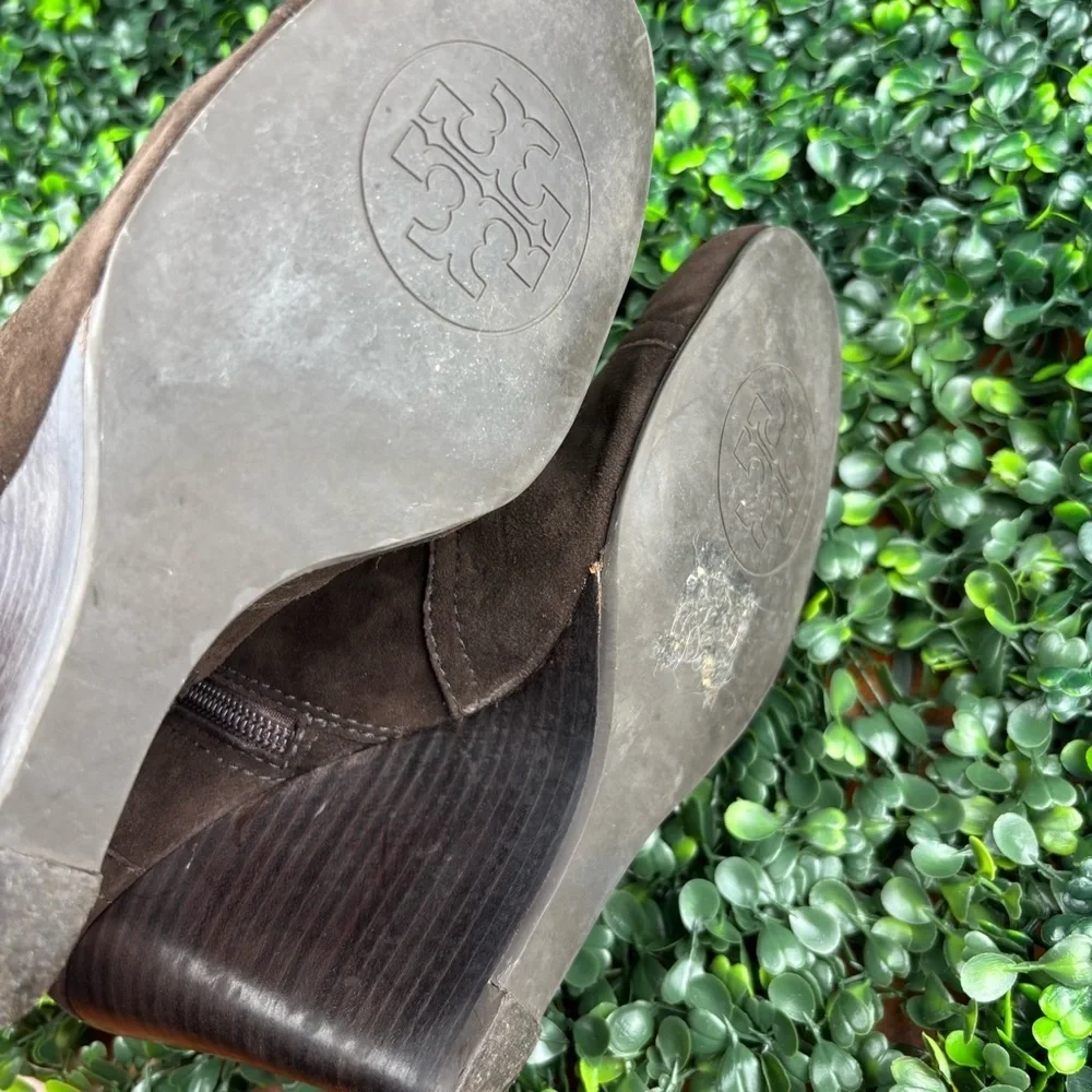 TORY BUTCH AADEN SUEDE ANKLE WEDGES WITH GOLD-LOGO EMBLEM SIZE 8 WOMAN